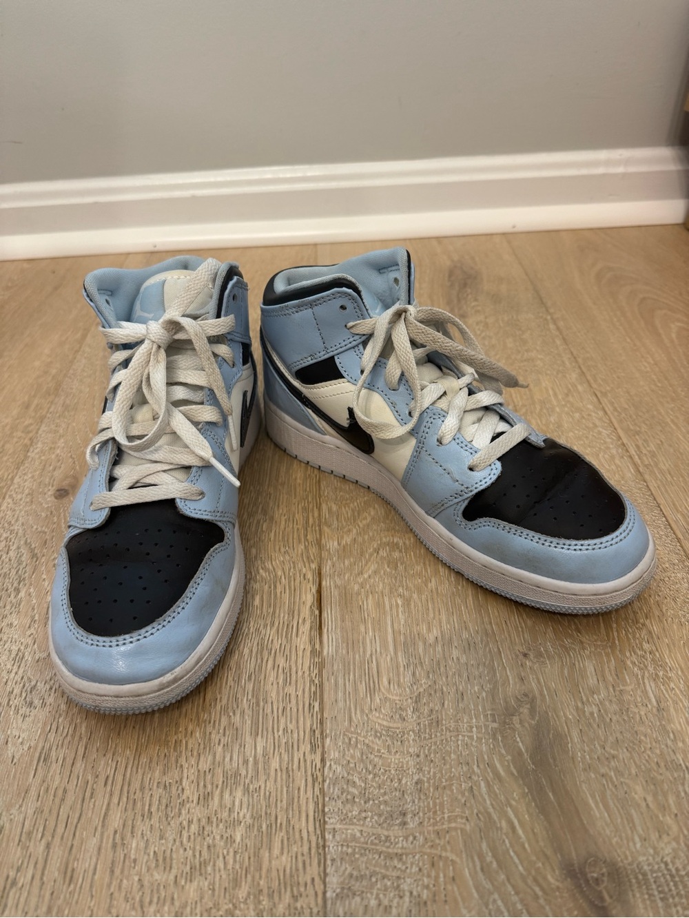 Nike Kids High-Top Sneakers in Light Blue, Black & White